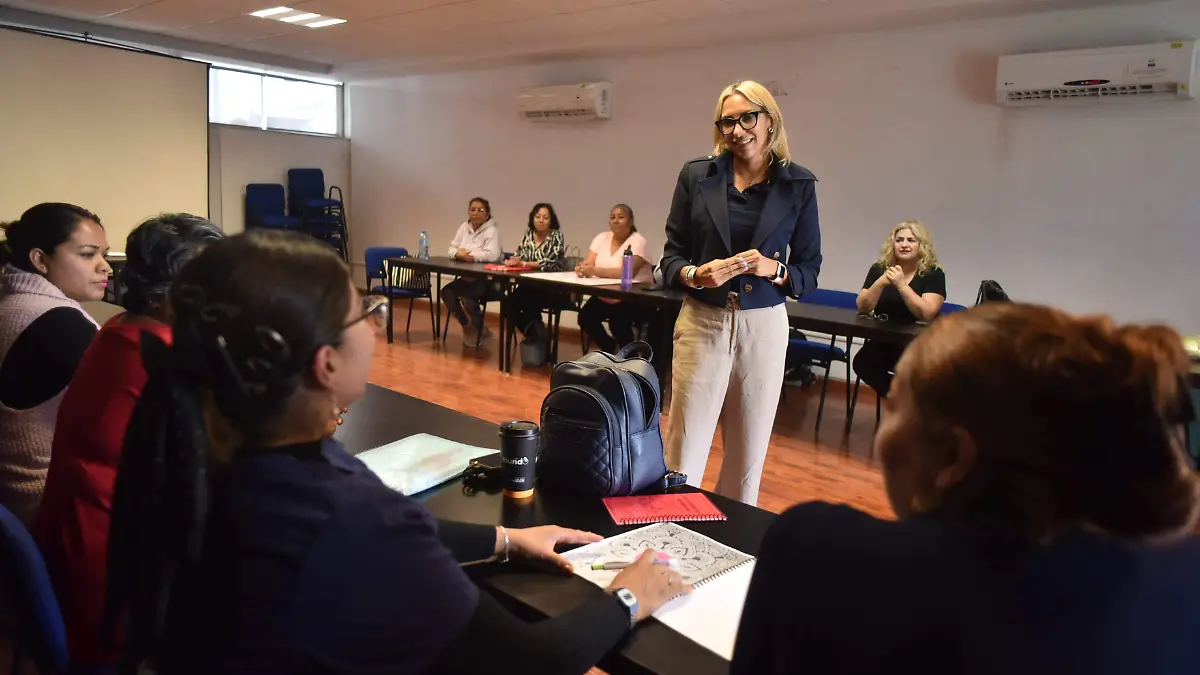 CAPACITAN A MUJERES EN DIFERENTES OFICIOS  (2)